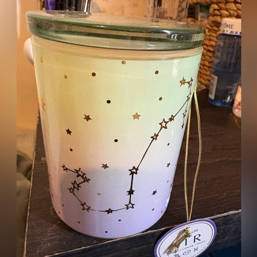 AIR ZODIAC CANDLE SCORPIO, CANCER,PISCIS  Lava citrus scented with quartz